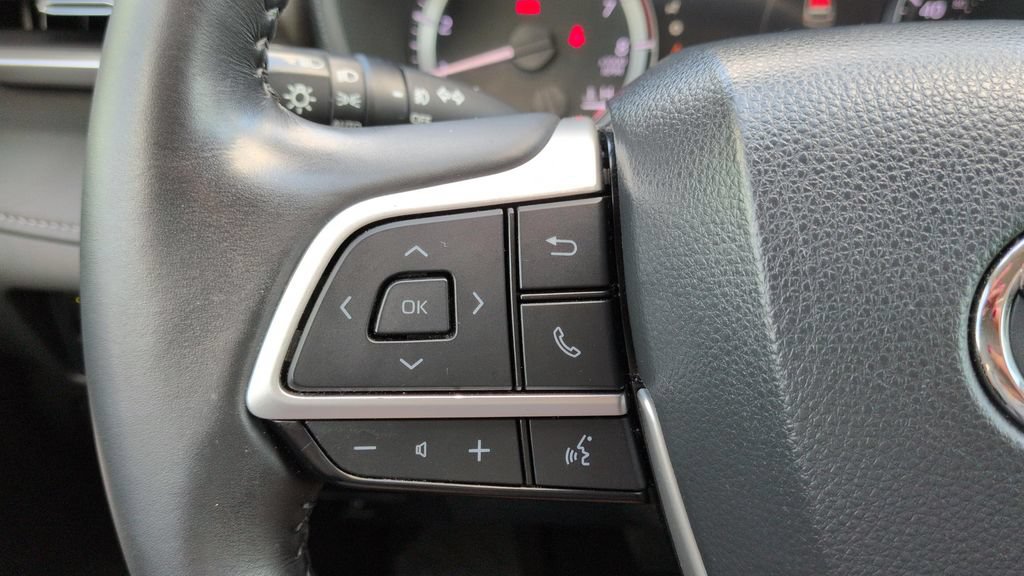 Used 2023 Toyota Highlander LE FWD image 19