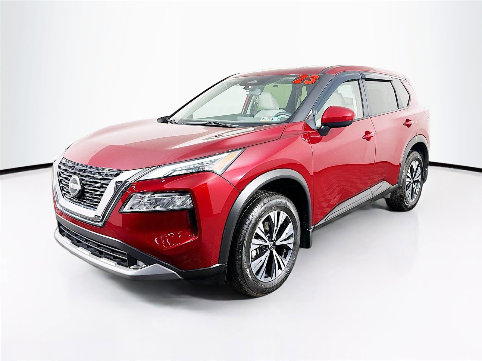 Used 2023 Nissan Rogue SV image 3
