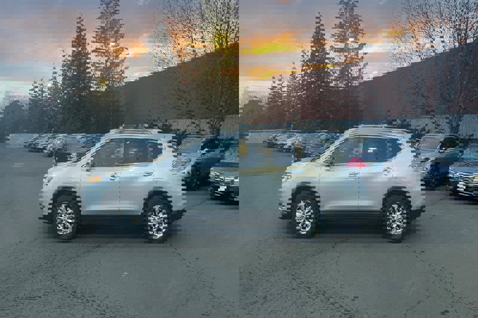 Used 2016 Nissan Rogue SV w/ SV Moonroof Package image 5