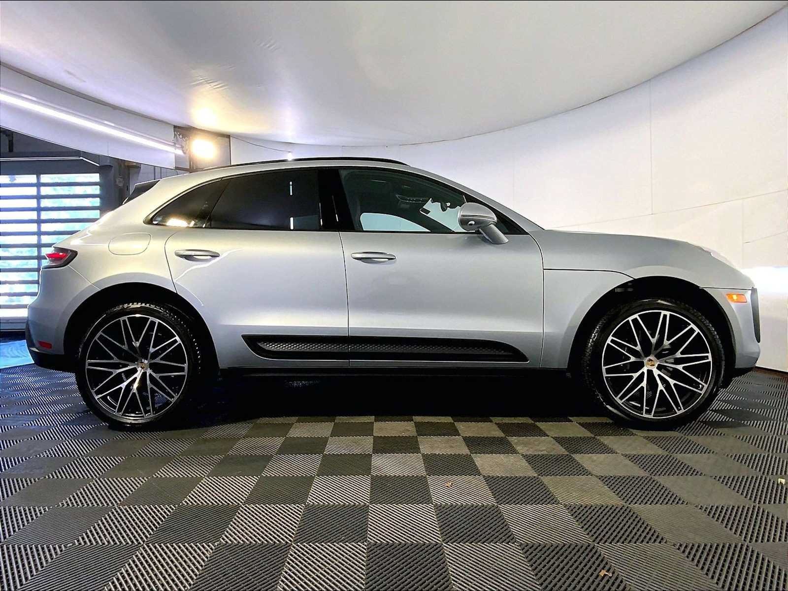 Certified 2026 Porsche Macan AWD/4WD image 8