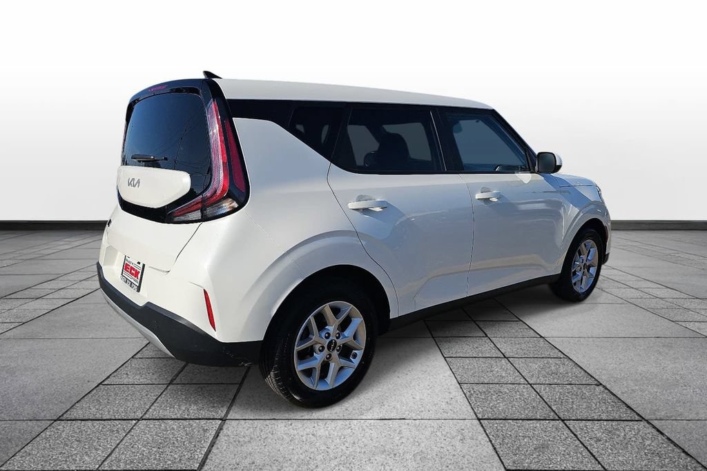 Used 2024 Kia Soul LX w/ Option Group 015 FWD image 5