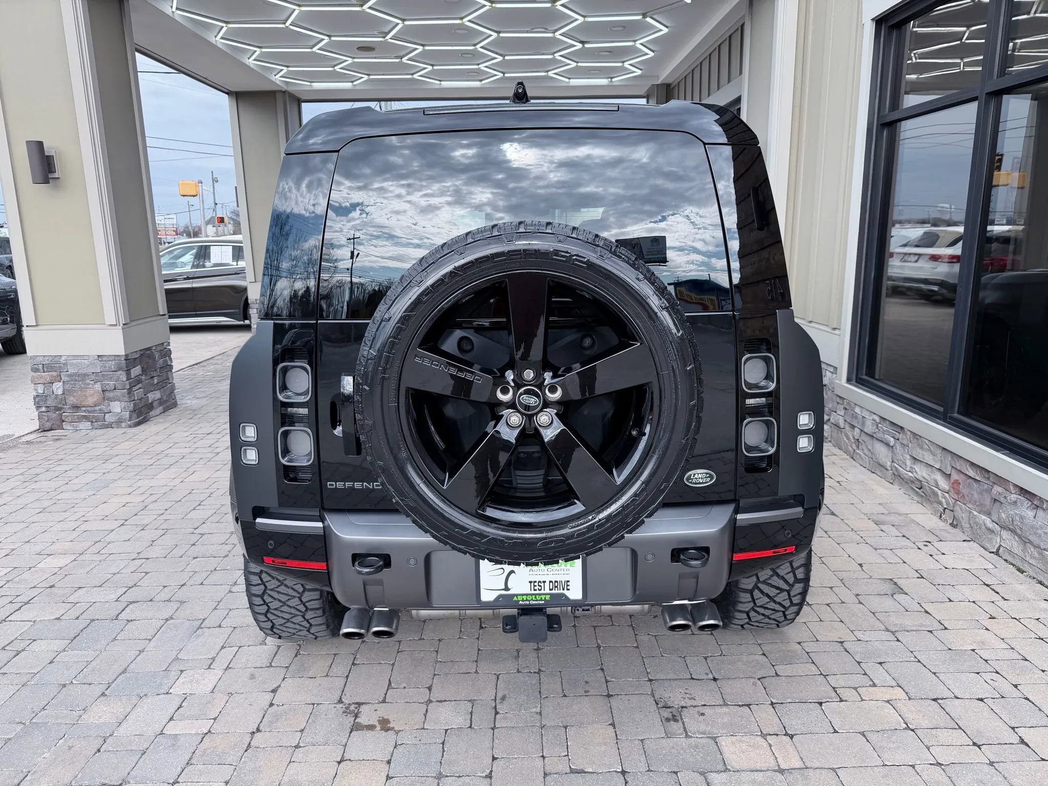 Used 2023 Land Rover Defender 110 V8 image 5