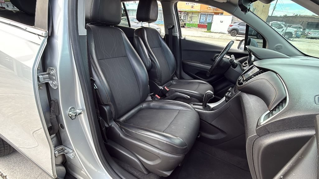 Used 2017 Chevrolet Trax LT w/ LT Convenience Package FWD image 38