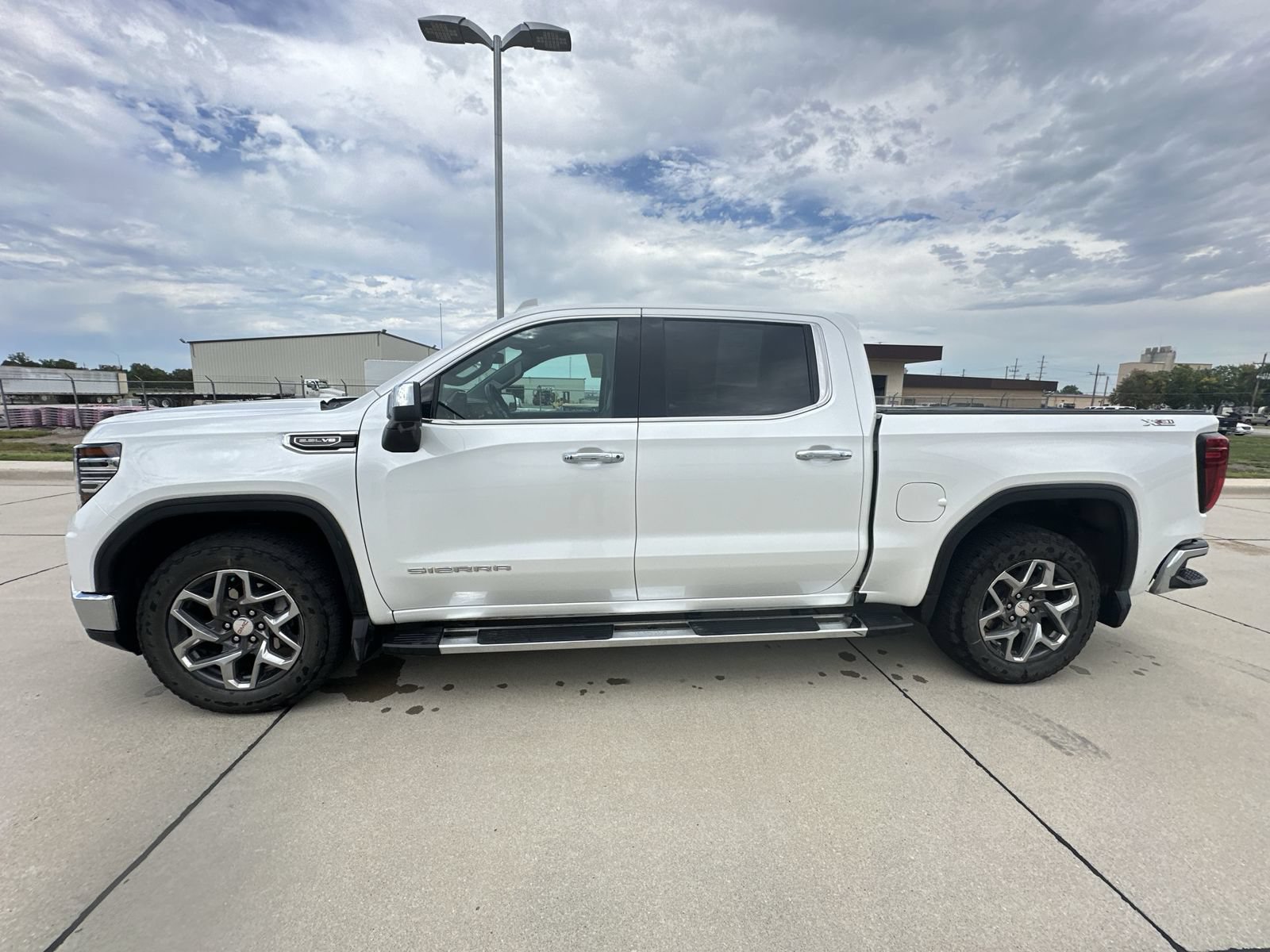Used 2024 GMC Sierra 1500 SLT w/ SLT Premium Plus Package AWD/4WD image 11