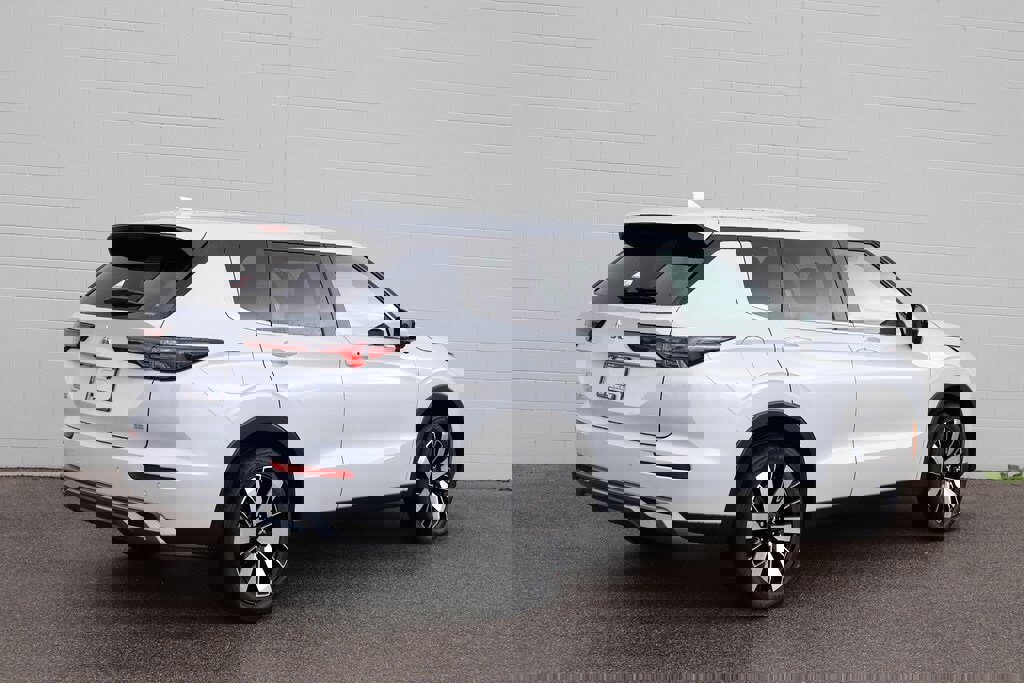 New 2025 Mitsubishi Outlander SE image 32
