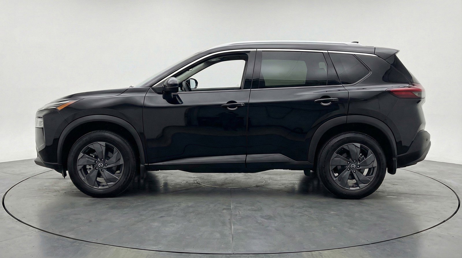 Used 2025 Nissan Rogue SV image 5