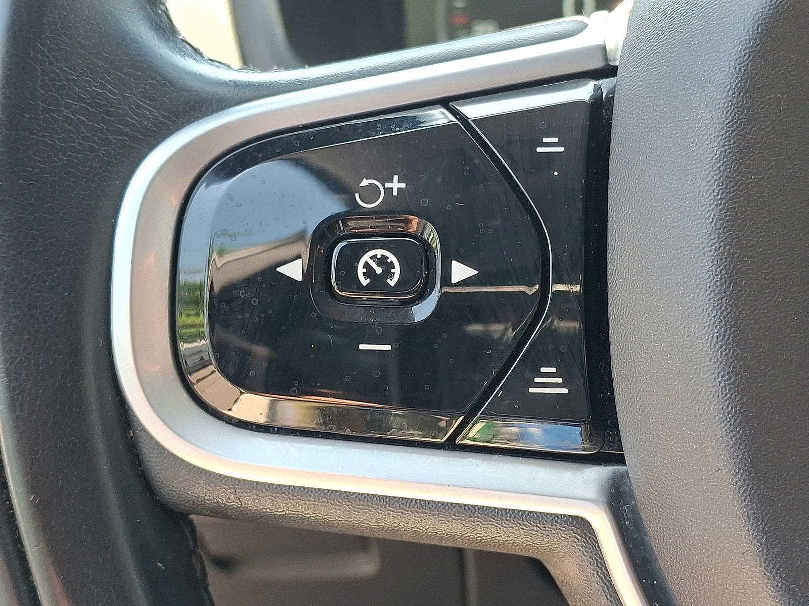 Used 2019 Volvo XC90 T6 Momentum AWD/4WD image 23