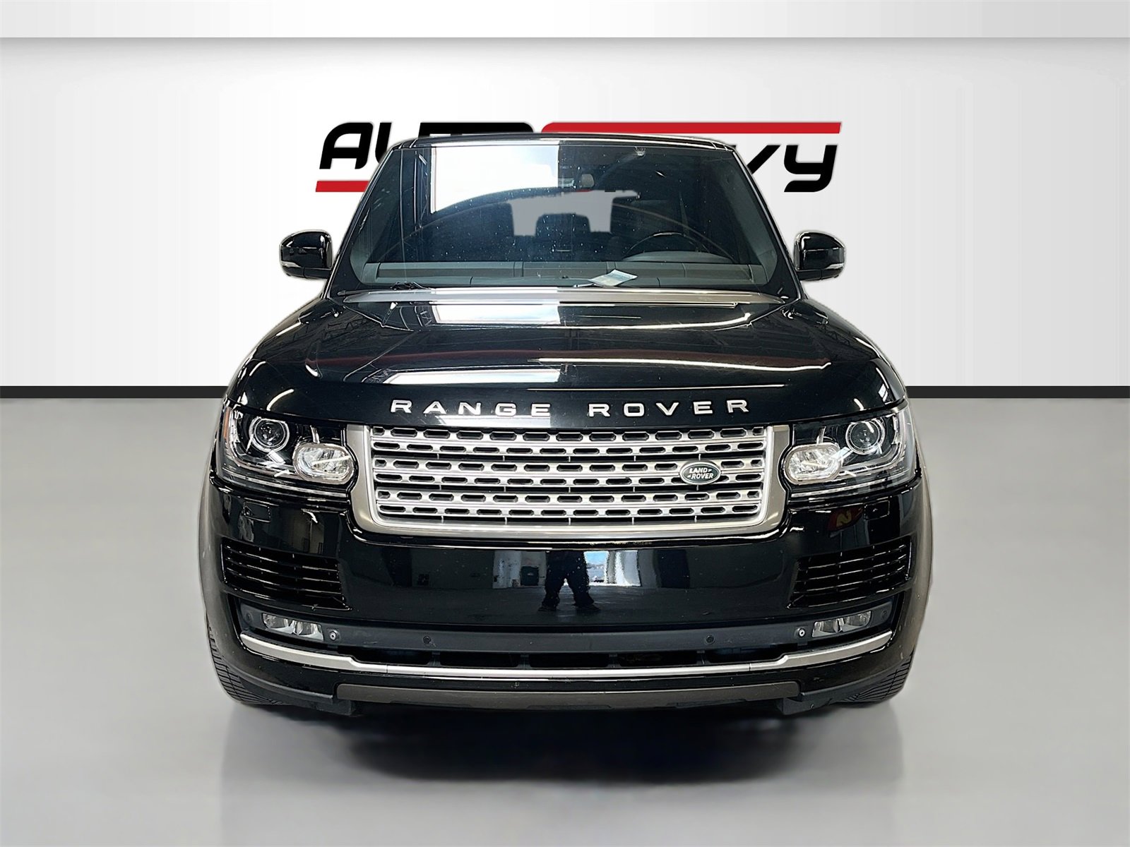 Used 2015 Land Rover Range Rover Supercharged image 2