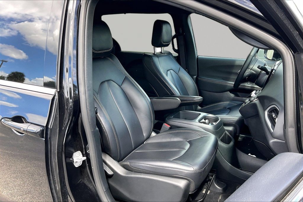 Used 2025 Chrysler Pacifica Select FWD image 21