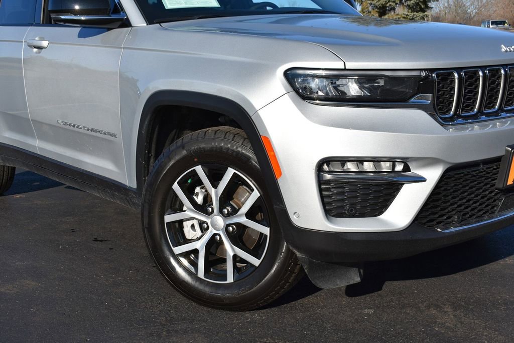 Certified 2025 Jeep Grand Cherokee Limited w/ Luxury Tech Group II image 3