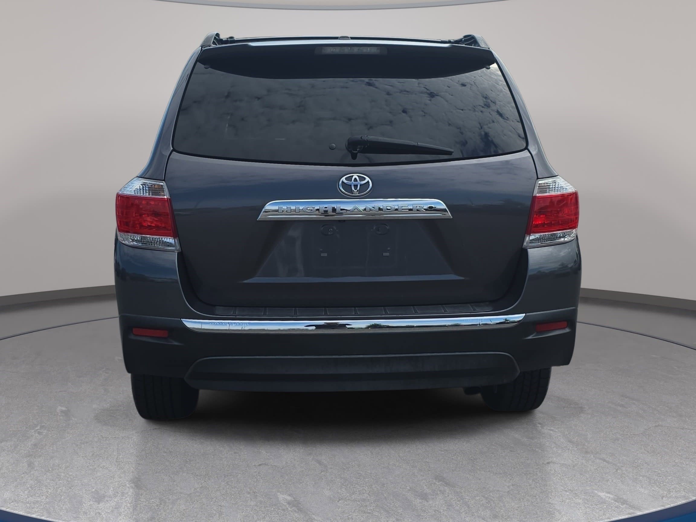 Used 2012 Toyota Highlander SE w/ Tow Pkg FWD image 6