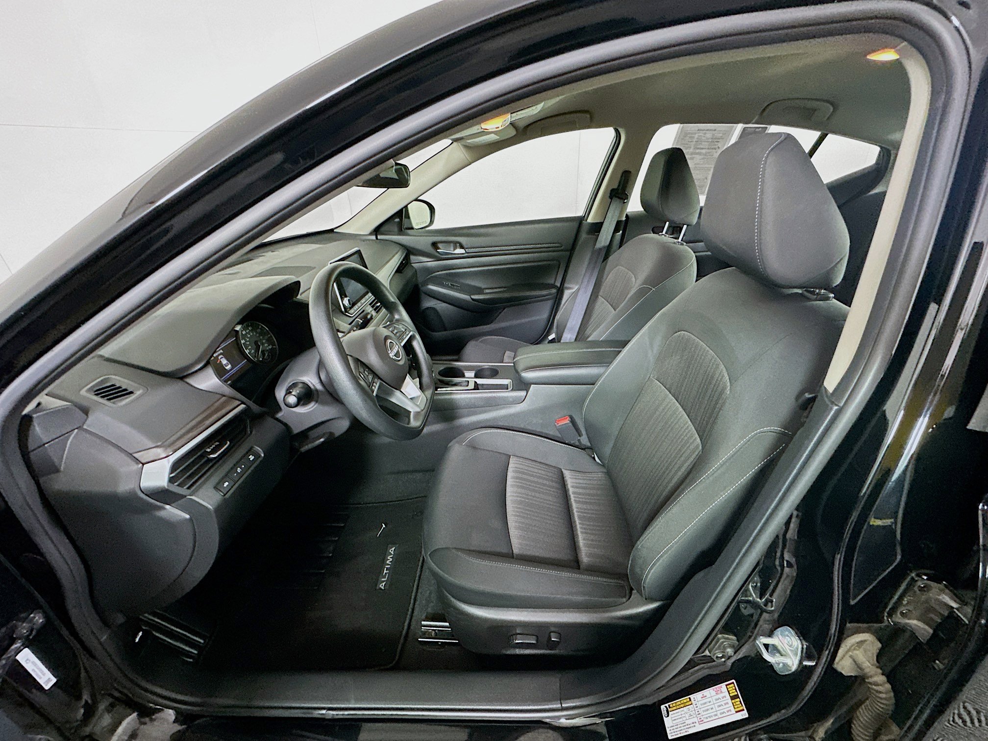 Used 2025 Nissan Altima 2.5 SV FWD image 13