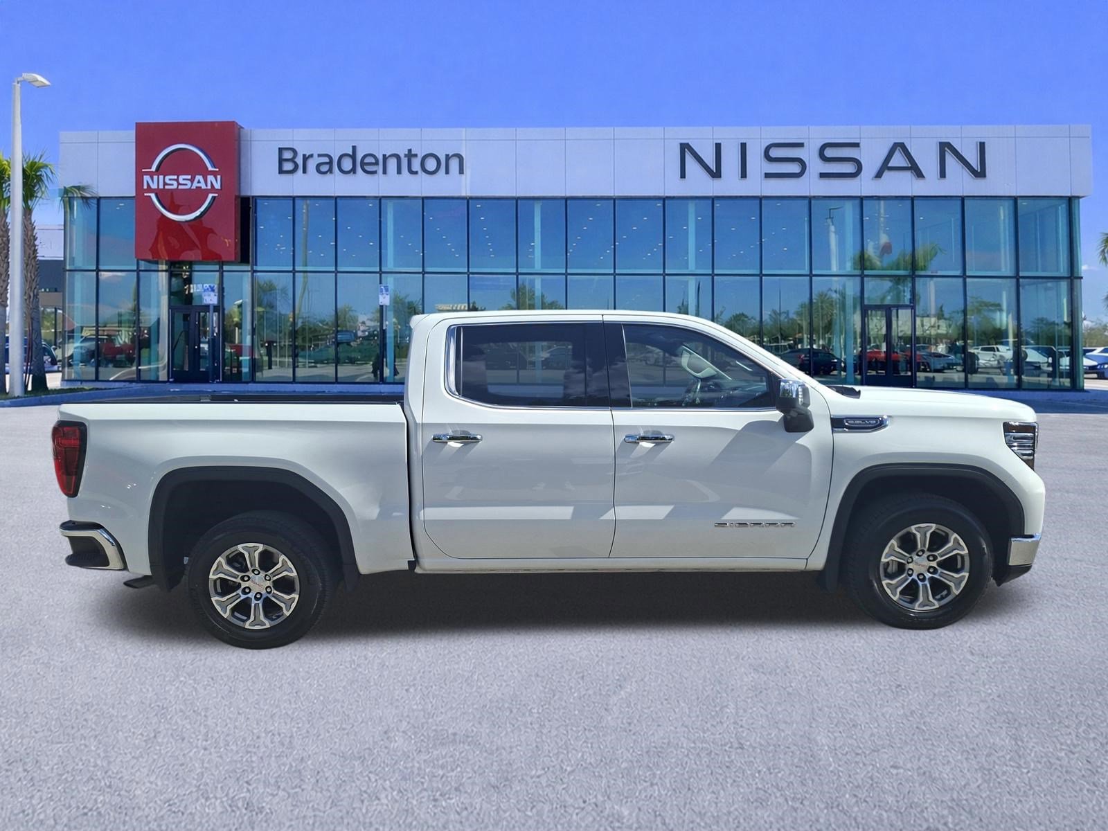 Used 2025 GMC Sierra 1500 SLT RWD image 4