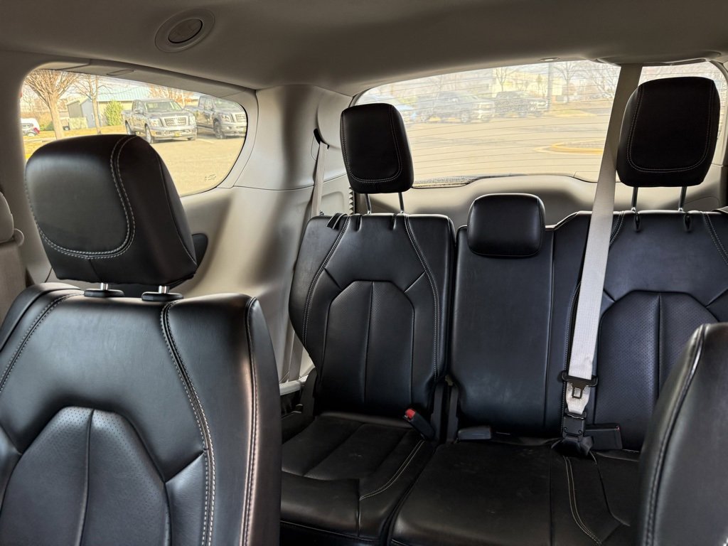 Used 2023 Chrysler Pacifica Touring-L image 17