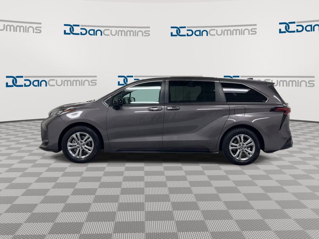 Used 2022 Toyota Sienna XSE image 5