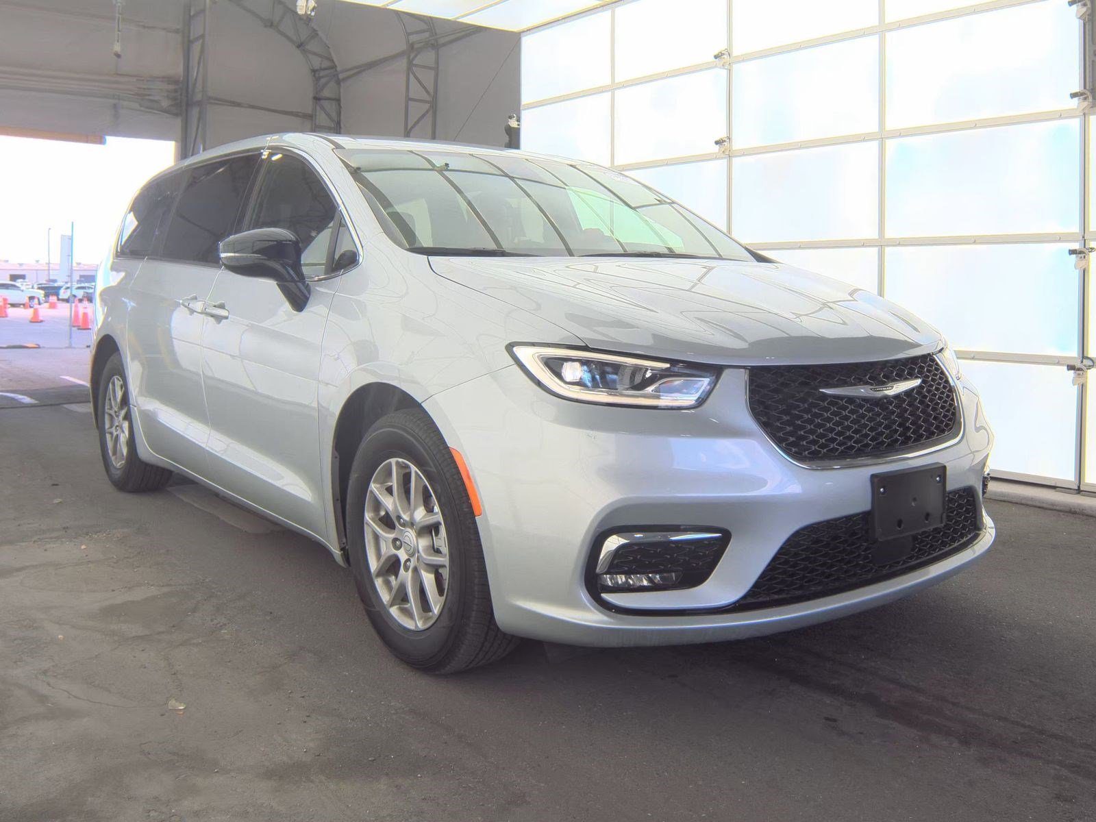 Used 2026 Chrysler Pacifica Select image 2