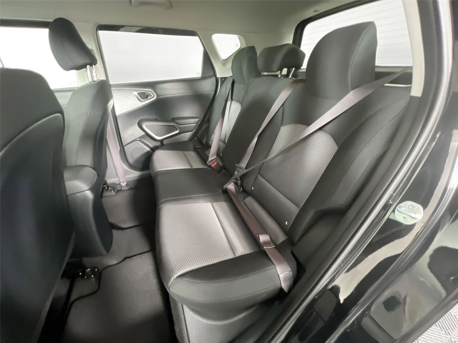 Used 2025 Kia Soul LX w/ LX Technology Package FWD image 24
