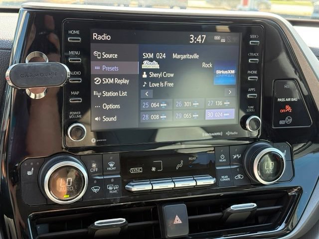 Used 2021 Toyota Highlander XLE AWD/4WD image 17