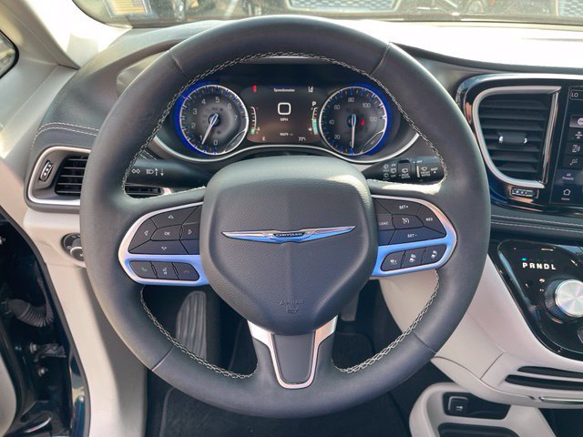 Used 2023 Chrysler Pacifica Touring-L AWD/4WD image 14