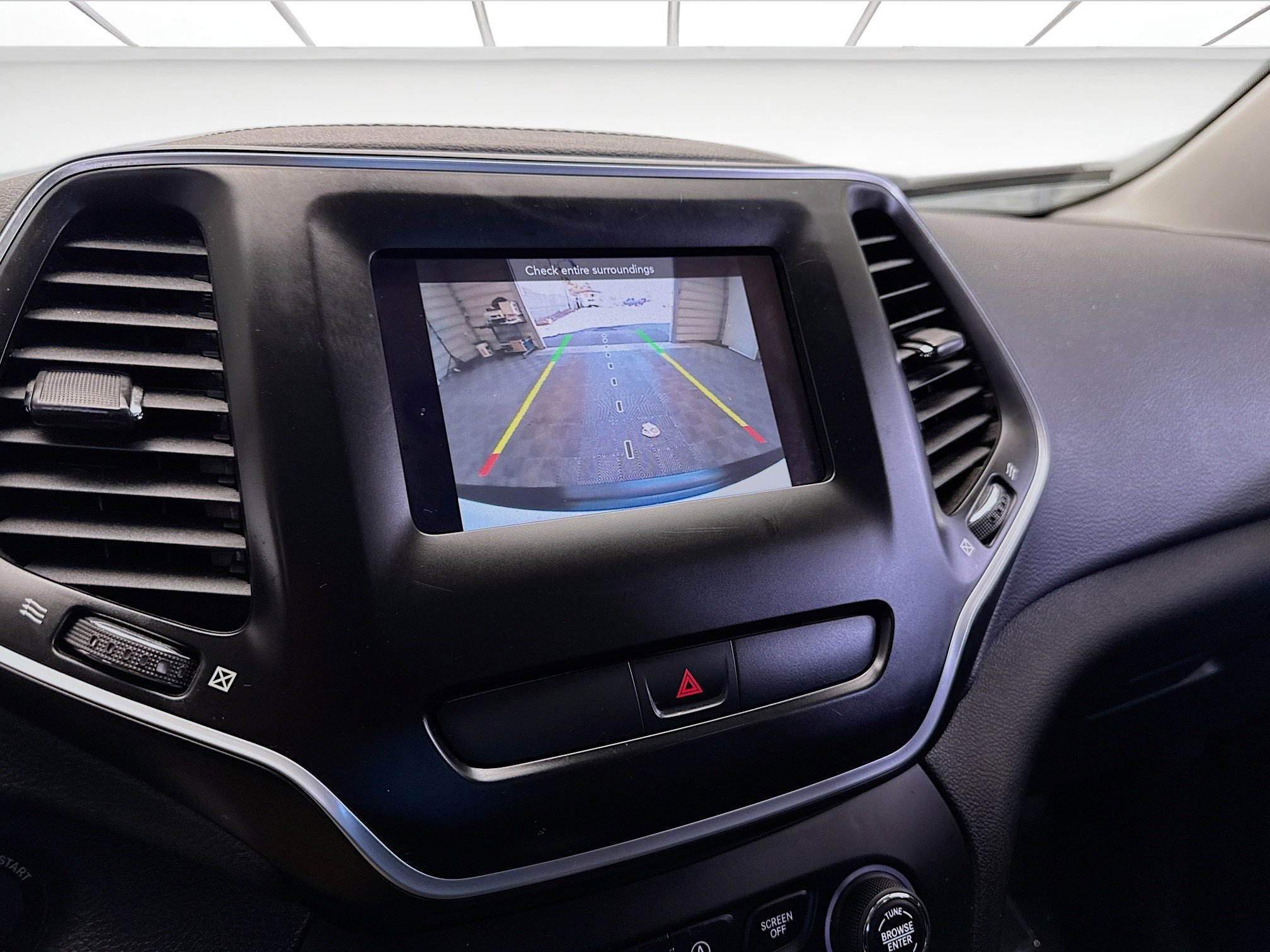 Used 2019 Jeep Cherokee Latitude w/ Popular Appearance Group image 9