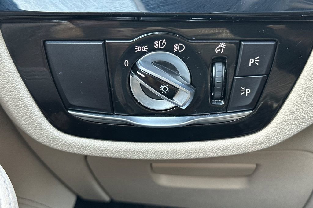 Used 2023 BMW 530e w/ Premium Package image 31