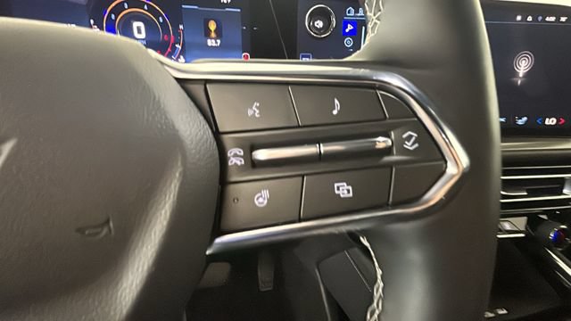 Used 2025 Chevrolet Traverse LT AWD/4WD image 16