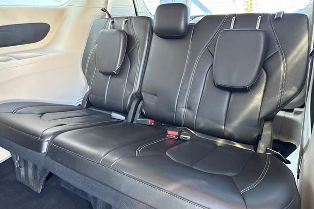 Used 2023 Chrysler Pacifica Touring-L image 16