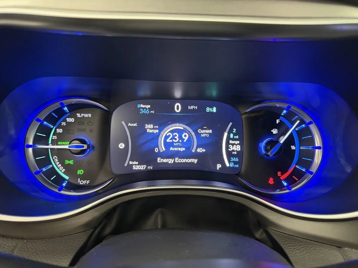 Used 2021 Chrysler Pacifica Limited w/ Uconnect Theater Family Group FWD image 11
