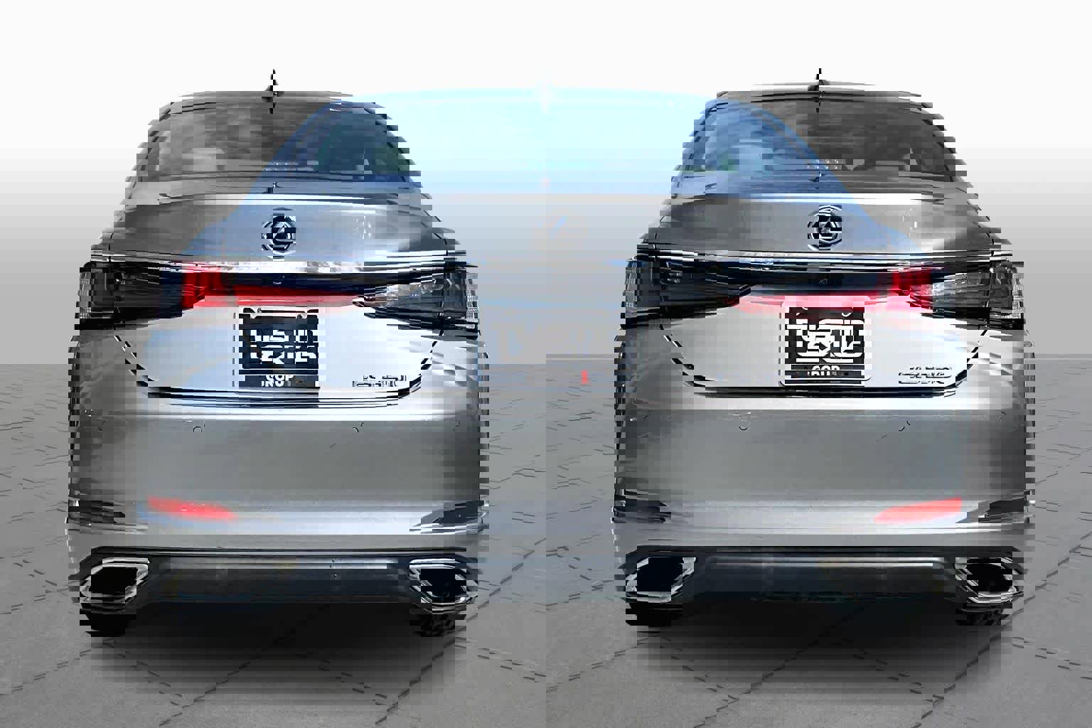 Used 2019 Lexus ES 350 Ultra Luxury w/ Accessory Package image 4