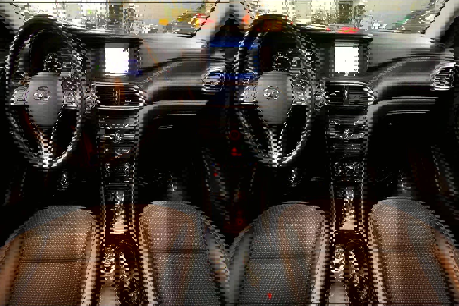 Used 2019 INFINITI QX30 LUXE w/ Navigation Package image 16