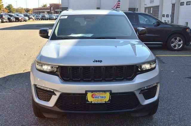 New 2025 Jeep Grand Cherokee Limited w/ Black Appearance Package image 3