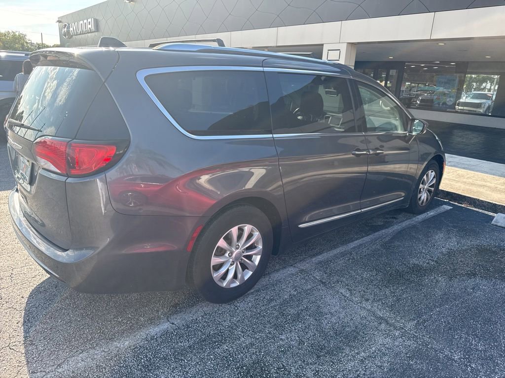 Used 2018 Chrysler Pacifica Touring-L FWD image 13