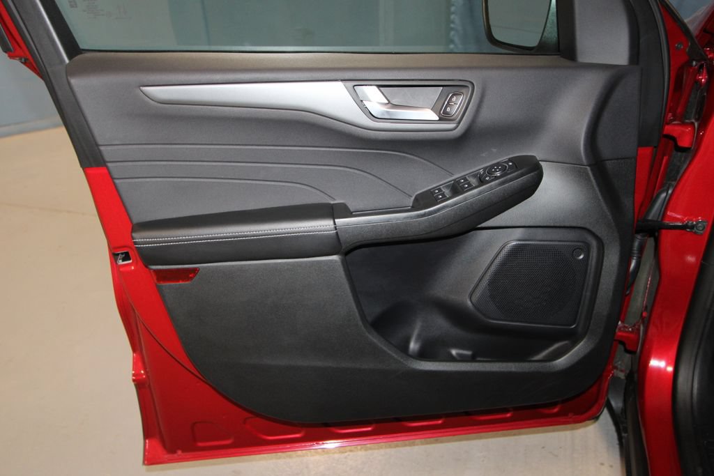 Used 2025 Ford Escape SE w/ Class II Trailer Tow Package FWD image 5