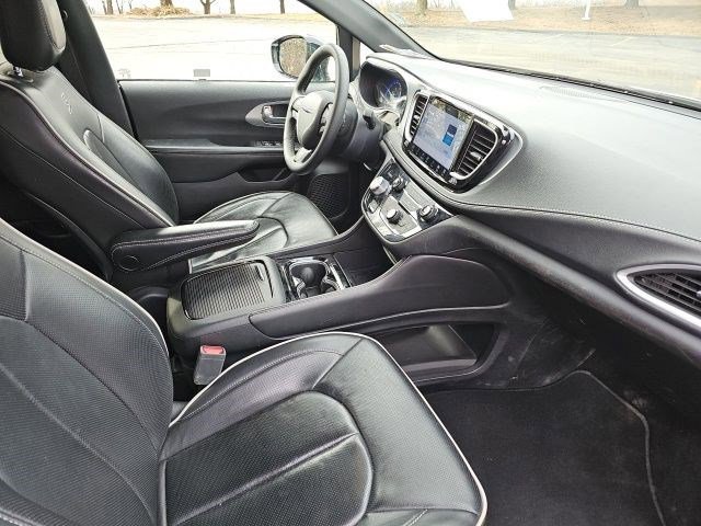 Used 2025 Chrysler Pacifica Limited image 11