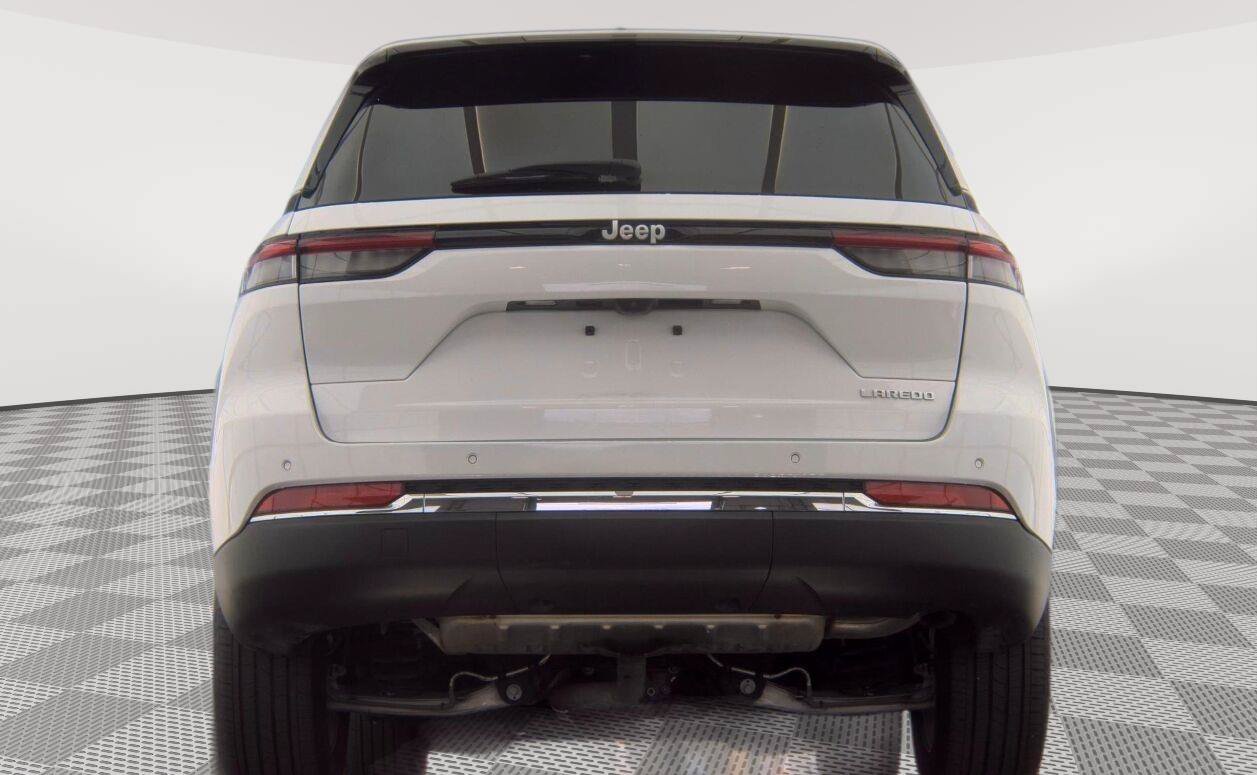 Used 2024 Jeep Grand Cherokee Laredo X RWD image 17
