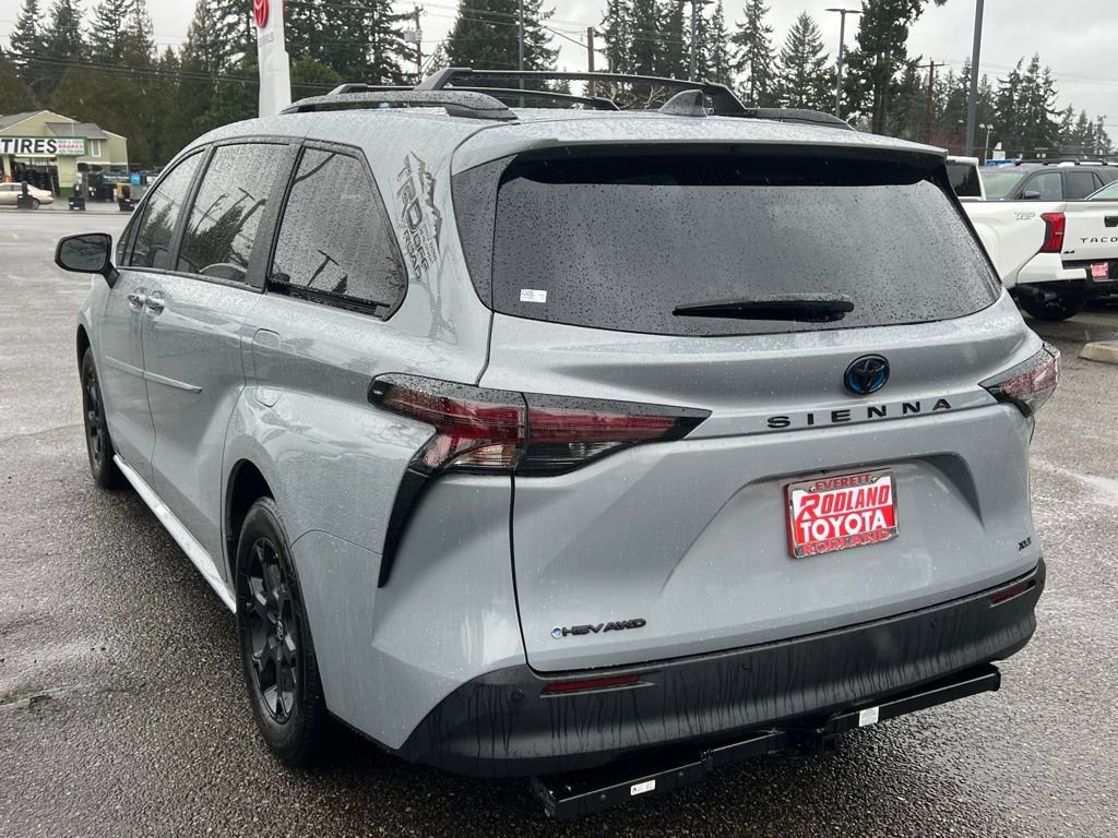 Used 2025 Toyota Sienna XLE Woodland Edition image 9