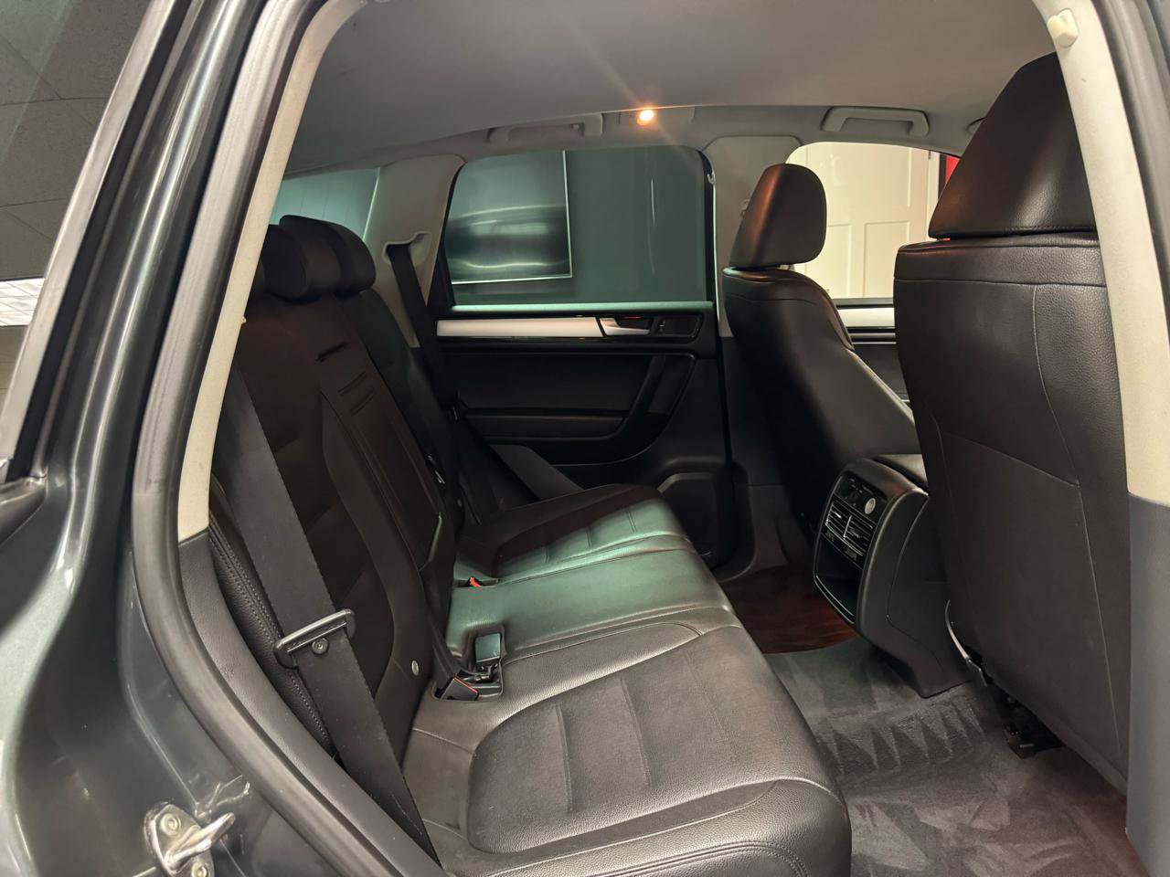 Used 2014 Volkswagen Touareg Sport AWD/4WD image 23