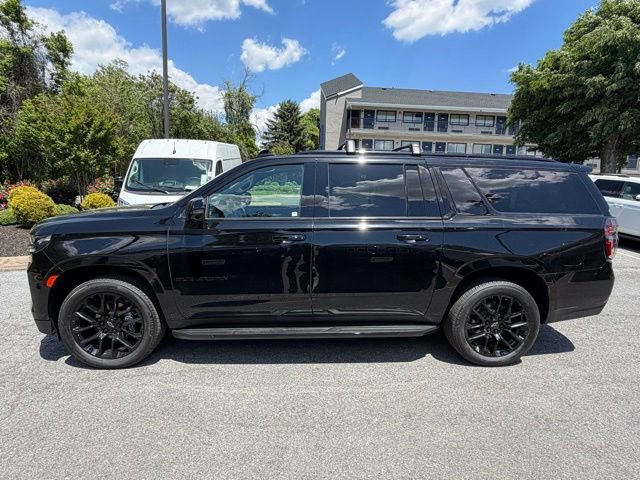 Used 2022 Chevrolet Suburban RST w/ Sport Performance Package AWD/4WD image 2