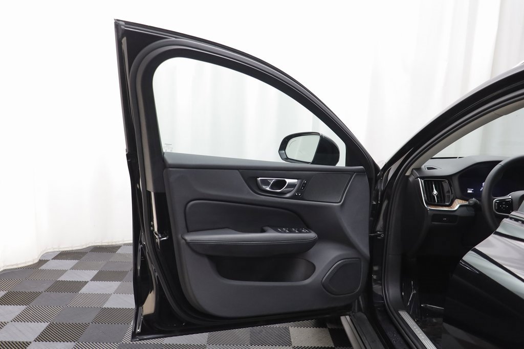 Used 2025 Volvo V60 B5 Cross Country Plus image 4