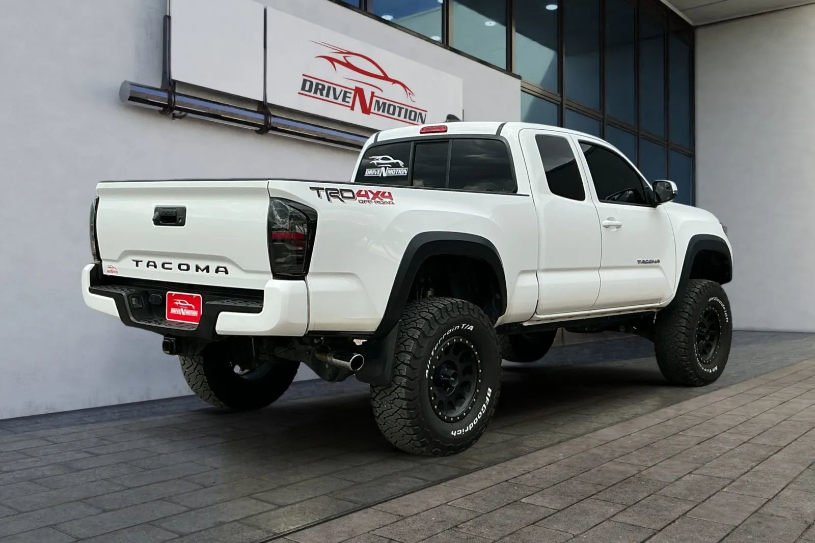 Used 2022 Toyota Tacoma TRD Off-Road image 4