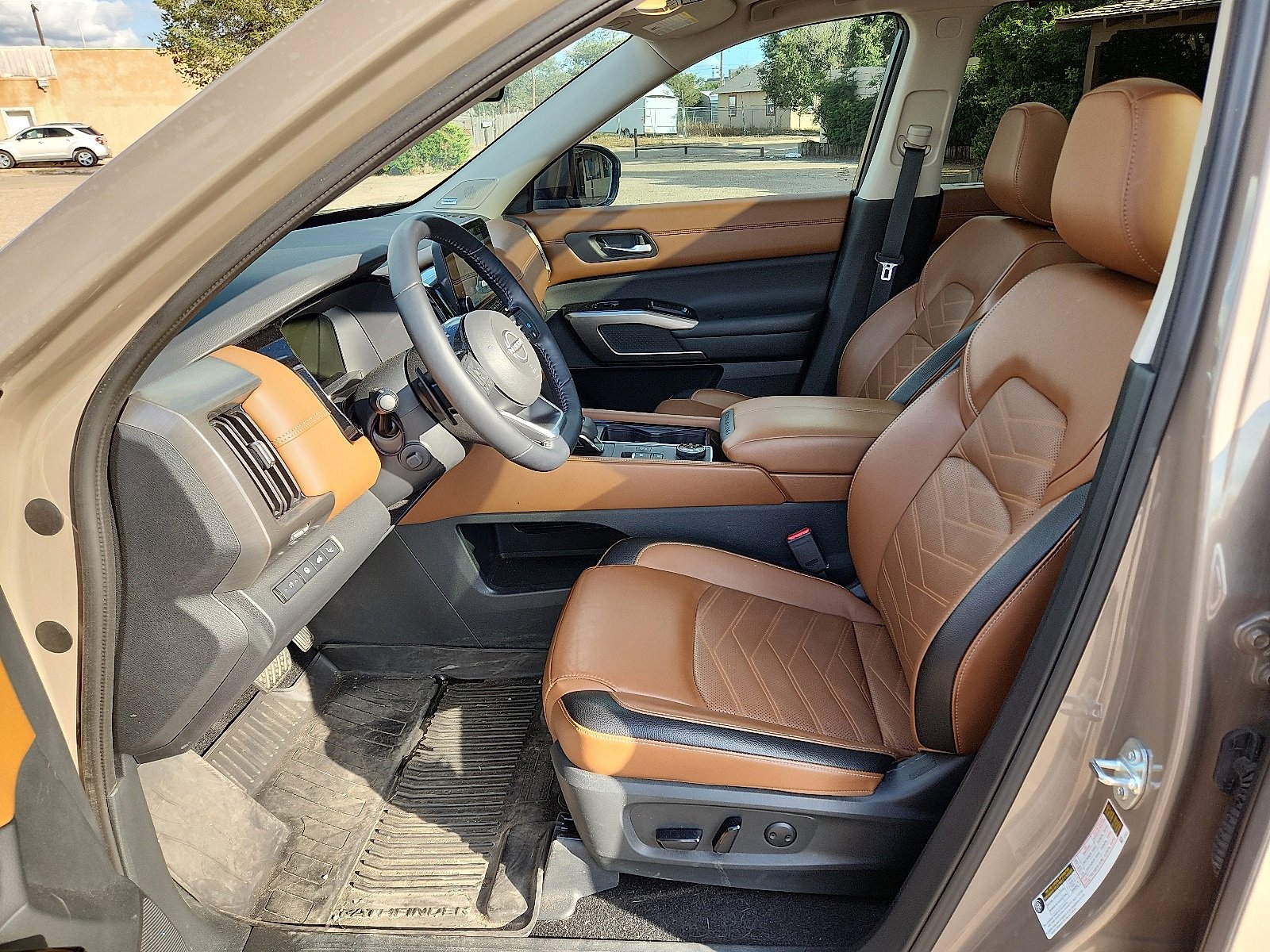 Used 2024 Nissan Pathfinder Platinum image 11