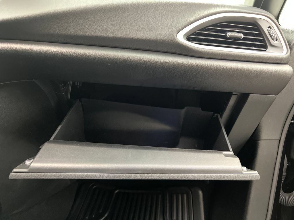Used 2025 Chrysler Pacifica Select FWD image 41