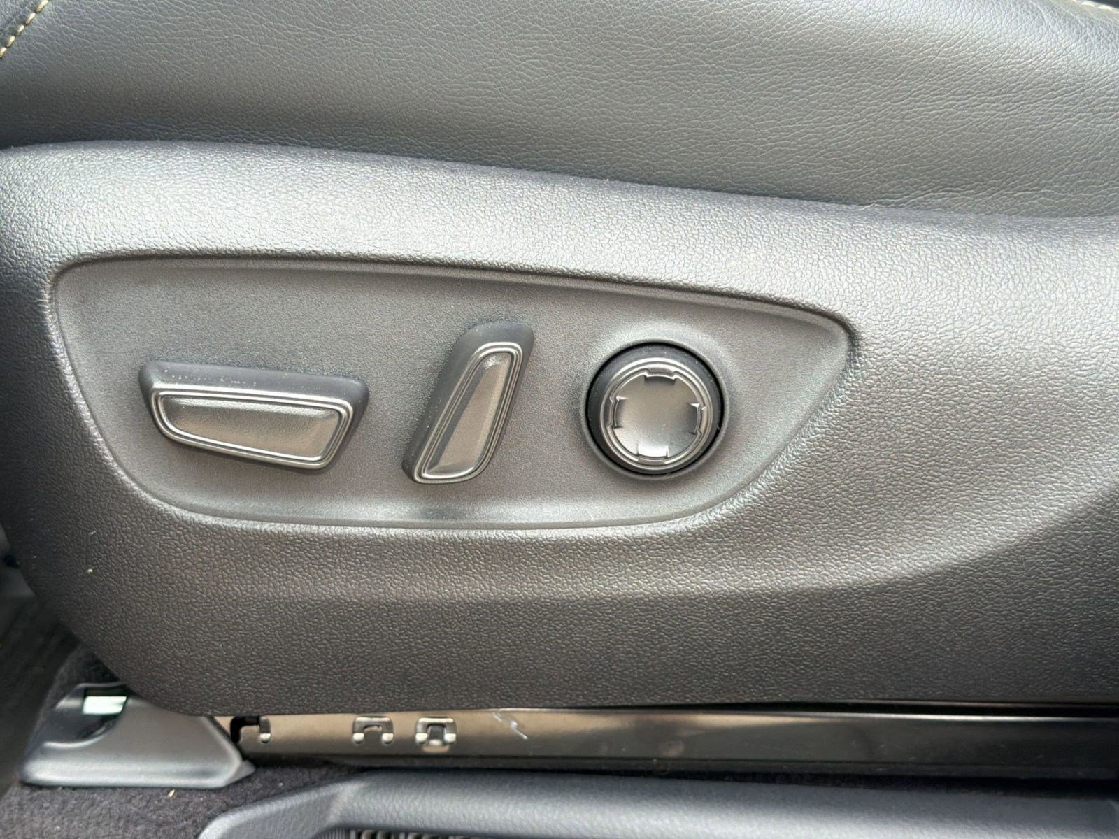 Used 2025 Toyota Sienna Platinum FWD image 12