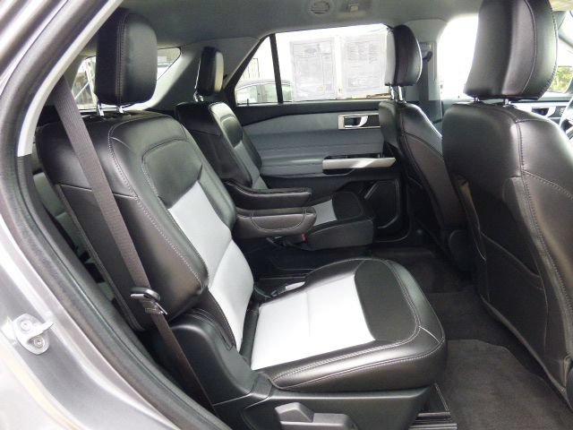 Used 2024 Ford Explorer XLT w/ Equipment Group 202A RWD image 18