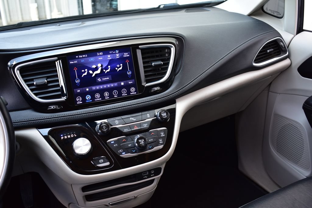 Used 2020 Chrysler Pacifica Limited FWD image 32