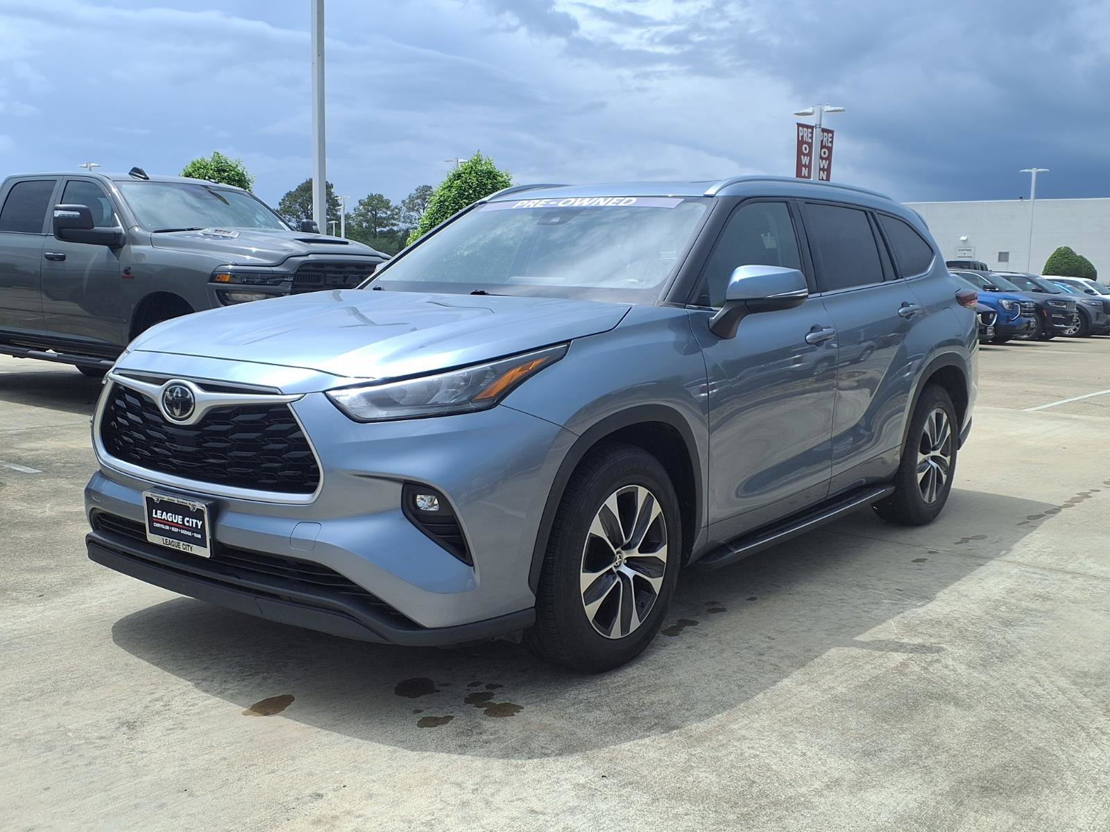 Used 2020 Toyota Highlander XLE FWD image 3