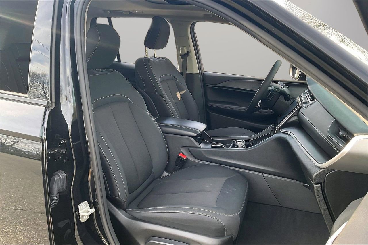 Certified 2023 Jeep Grand Cherokee Laredo X image 24