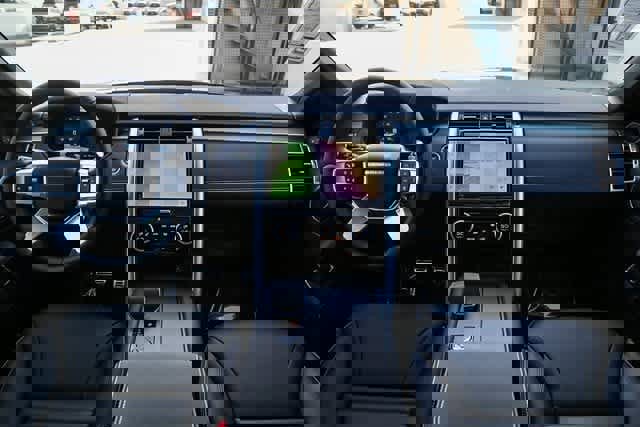 New 2025 Land Rover Discovery Dynamic SE image 13