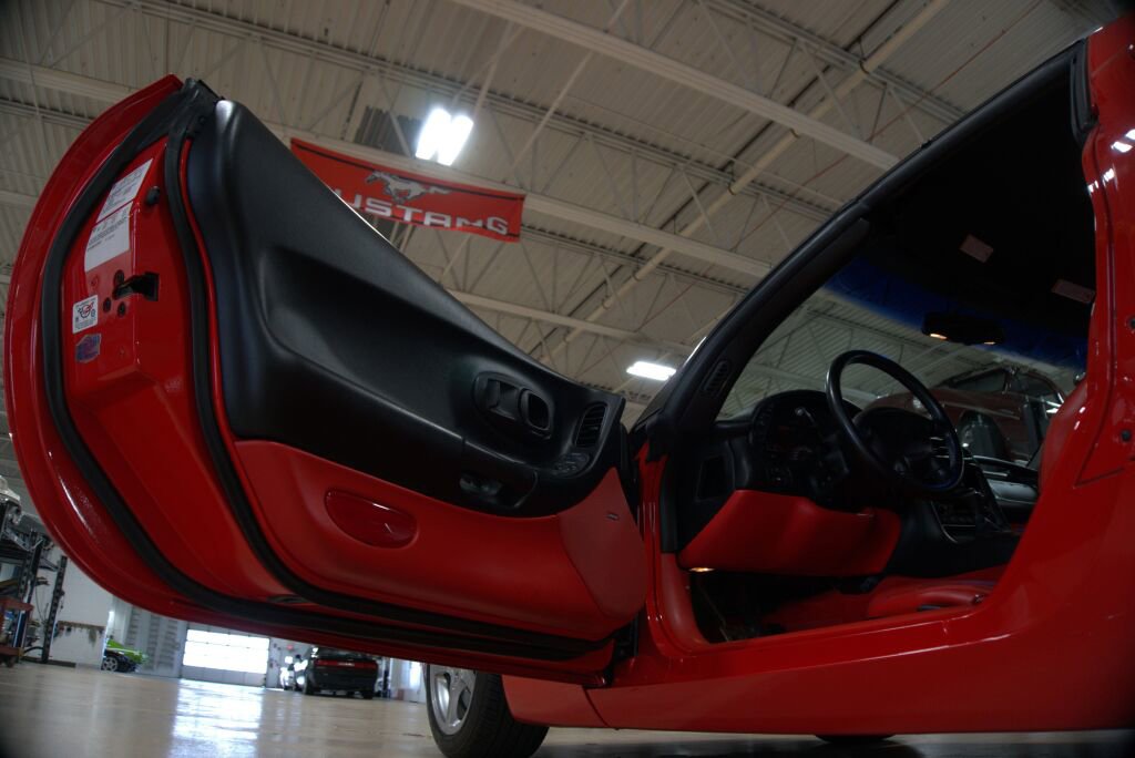 Used 2000 Chevrolet Corvette Coupe w/ Roof Pkg RWD image 32
