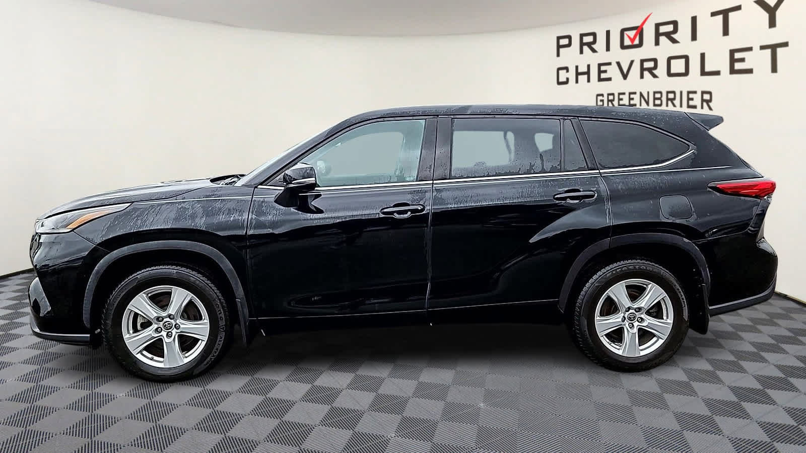 Used 2021 Toyota Highlander LE AWD/4WD image 5